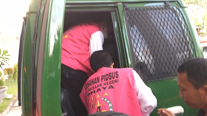 Tersangka kasus Korupsi BLUD RSUD Praya saat memasuki mobil tahanan usai ditetapkan sebagai tersangka, Rabu (24/8/2022) lalu.