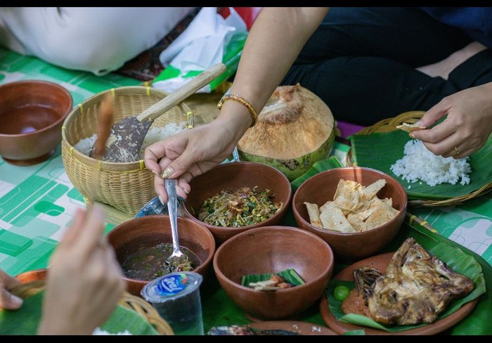 Kuliner ayam merangkak di Desa Bilebante di Kecamatan Pringgarata, Kabupaten Lombok Tengah, Provinsi Nusa Tenggara Barat.