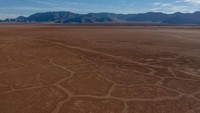 Berikutnya ada lanskap Danau Merah di Kingman, Arizona, Amerika Serikat, yang tengah menghadapi kekeringan terburuk. Retakan terlihat dari dasar danau yang mengering. Bahkan ahli geologi menyebut kekeringan ini yang paling ekstrem.