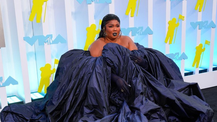 Lizzo di MTV VMA 2022 NEWARK, NEW JERSEY - AUGUST 28: Lizzo arrives at 2022 MTV VMAs at Prudential Center on August 28, 2022 in Newark, New Jersey. (Photo by Gotham/WireImage)