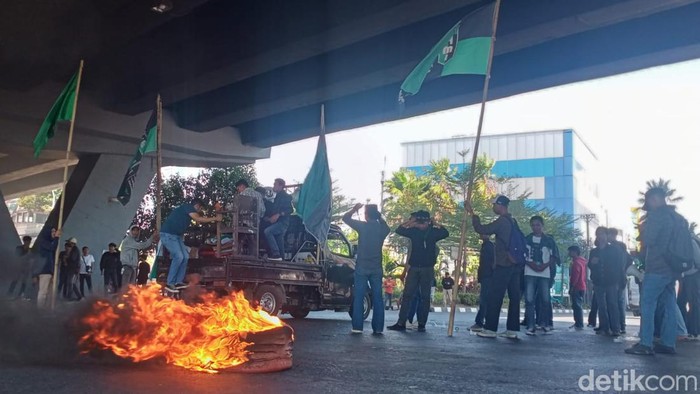 Mahasiswa demo tolak kenaikan harga BBM di Fly Over Makassar.