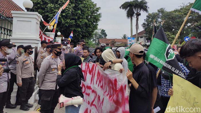 Mahasiswa di Lebak demo tolak kenaikan harga BBM