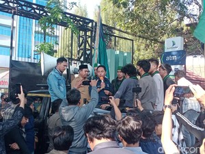 Temui Massa Demo, Anggota DPRD Sulsel Sepakat Tolak Kenaikan Harga BBM