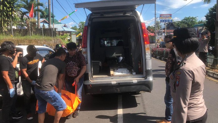 Seorang sopir di Manado, Sulawesi Utara (Sulut) bernama Lexy David Utusan (48) ditemukan tewas di dalam mobil.