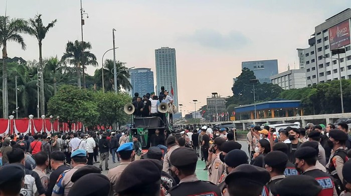 Massa demo di DPR akhirnya membubakan diri.