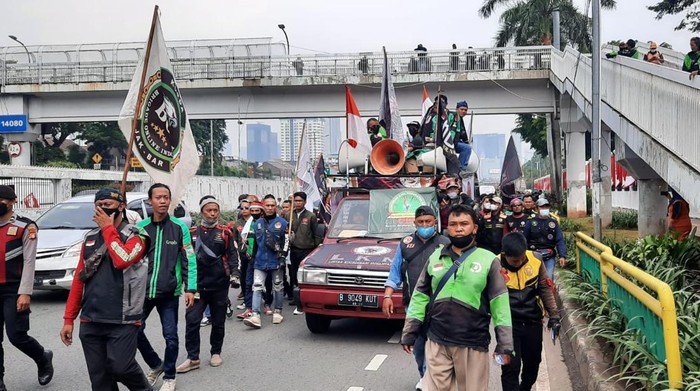 Massa ojol demo tolak kenaikan harga BBM mulai berdatangan di depan DPR