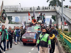 Demo di DPR, Massa Ojol Tolak Kenaikan Harga BBM-Potongan Komisi Mitra