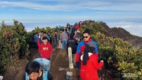Ramai juga pendaki di puncak Gede
