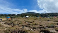 Puncak Gede terlihat di kejauhan dari Suya Kencana