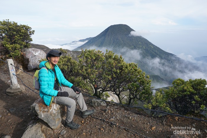 Menikmati pagi di puncak Gede