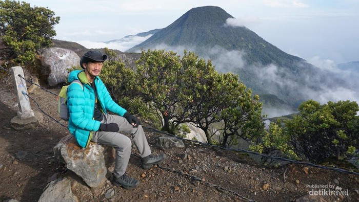 Gunung Gede Perkuat Keselamatan Pendaki: Ada Tombol Panik dan Gelang RFID