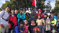 Jangan lupa foto bersama di tugu Puncak Gede