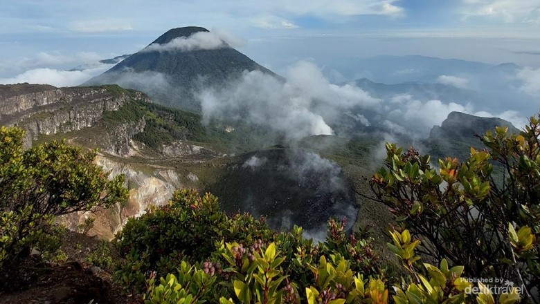 Mendaki gunung Gede Via Putri Jadi Pilihan Berakhir Pekan Cantiknya pemandangan dari puncak gunung Gede