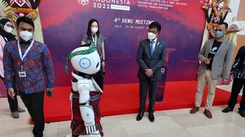 Menkominfo saat bertemu dengan robot 5G yang menyapanya. Lebih lanjut menurut dia, berkat kecanggihan teknologi, maka cerita fiksi seperti di film bisa menjadi nyata. Dia mengilustrasikan bahwa teknologi digital yang ada saat ini seperti film-film Marvel, di mana para superhero diberi teknologi canggih untuk melawan para penjahat. Foto: Fino Yurio Kristo/detikinet