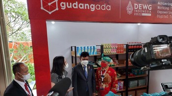 Menkominfo pun berkeliling ke booth-booth perusahaan swasta yang ikut serta menyukseskan gelaran G20 yang sedang berlangsung. Foto: Fino Yurio Kristo/detikinet