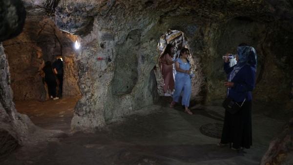 Derinkuyu merupakan kota bawah tanah terbesar di antara ratusan kota bawah tanah yang pernah ditemukan. Para ahli menduga Derinkuyu dibangun pada abad ke-12 hingga ke-15 sebelum Masehi.