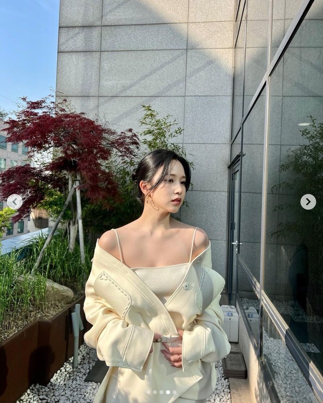 Namun netizen Korea ramai membicarakan insiden Jeno NCT dan Mina TWICE di forum online. Hal itu mengingatkan mereka dengan kejadian V BTS saat tak sengaja mengikuti akun Instagram Jennie BLACKPINK lalu digosipkan pacaran dengan foto-foto yang beredar. Foto: dok. Instagram @mina_sr_my