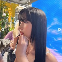 Mina TWICE sendiri baru saja comeback dengan lagu ‘Talk That Talk’ dari album ‘BETWEEN 1&2’. Namun personel asal Jepang itu menuai kritik karena postingan Instagram-nya pada Jumat (26/8/2022). Foto: dok. Instagram @mina_sr_my