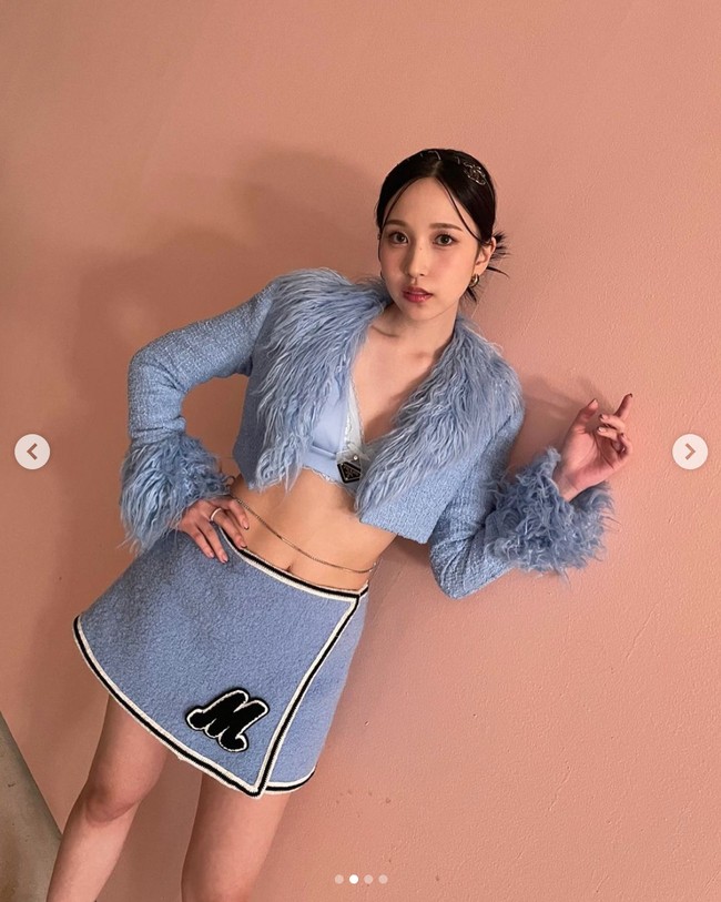 Pemilik nama asli Myoui Mina itu menuai kritik netizen Korea karena dinilai memakai baju yang terlalu seksi seperti hanya memakai bra. Tak hanya Mina TWICE, postingan personelnya Jihyo dan Momo juga jadi sorotan karena dalam fotonya memakai baju yang mengekspos bagian payudara. Foto: dok. Instagram @mina_sr_my