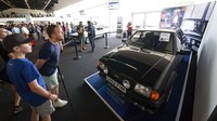 Orang-orang melihat Ford Escort RS Turbo Series 1, yang sebelumnya dimiliki oleh Diana, Princess of Wales, dipajang di Silverstone Race Circuit dekat Towcester, Northamptonshire, Inggris, sebelum dilelang di Silverstone Classics, Sabtu, (27/8/2022). (AP/Joe Giddens)