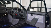 Ford Escort RS Turbo Seri 1 biasanya dibuat dalam warna putih. Tetapi polisi keluarga kerajaan meminta agar kendaraan milik Putri Diana dicat hitam. Hal tersebut dilakukan demi kebijaksanaan. (AP/Alberto Pezzali)