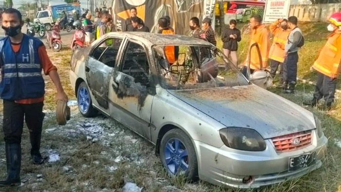 Mobil sedan terbakar di Kudus, Senin (29/8/2022).