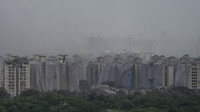 Foto kombinasi menunjukkan lanskap kota dengan gedung yang sebelum dihancurkan (atas) dan setelah dihancurkan. Semula, estimasi waktu pengeboman menara kembar tersebut antara 12 hingga 15 detik. Namun, ternyata jauh lebih cepat. Dua gedung itu hancur dalam 9 detik.  