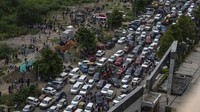 Suasana kemacetan dan kerumunan di sekitar gedung yang dirobohkan. Beberapa keluarga yang tinggal di sekitar menara itu pindah ke tempat yang aman pada Sabtu (27/8/2022), karena khawatir polusi yang meningkat dan bahaya kesehatan dari puing-puing besar.  