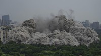 Kepulan asap material dan bom bercampur menjadi satu. Dua bangunan pencakar langit itu dihancurkan setelah Mahkamah Agung India memutuskan bahwa pembangunan gedung tersebut bermasalah.  