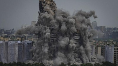 Bummm... 2 Gedung Pencakar Langit di India Dihancurkan, Ini Momennya
