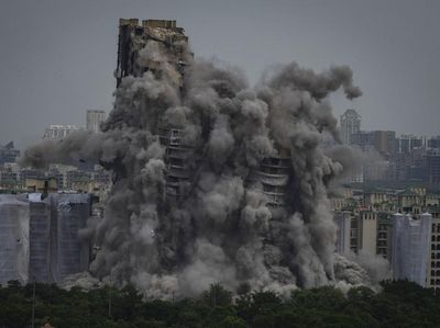 Bummm... 2 Gedung Pencakar Langit di India Dihancurkan, Ini Momennya