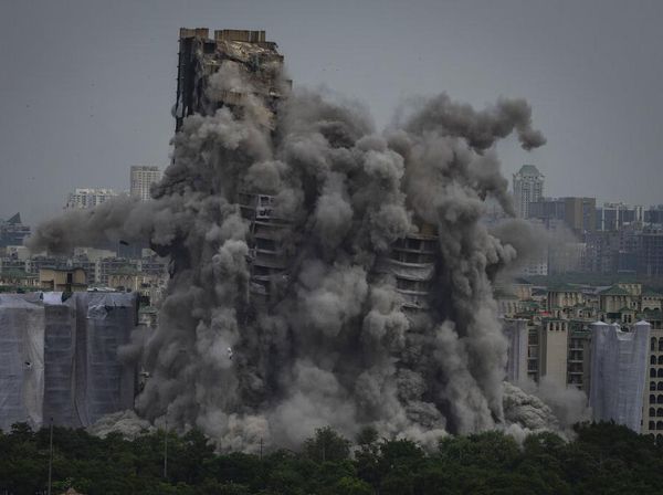 Bummm... 2 Gedung Pencakar Langit di India Dihancurkan, Ini Momennya