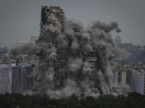 India Robohkan Menara Kembar Setinggi 100 Meter dalam 12-15 Detik