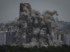 India Robohkan Menara Kembar Setinggi 100 Meter dalam 12-15 Detik
