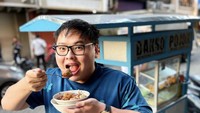 Di tengah kesibukannya menjadi pengusaha, Steven Setiono sering terlihat makan di pinggir jalan. Seperti ini ketika ia makan bakso gerobakan. Foto: Instagram @stevenndut