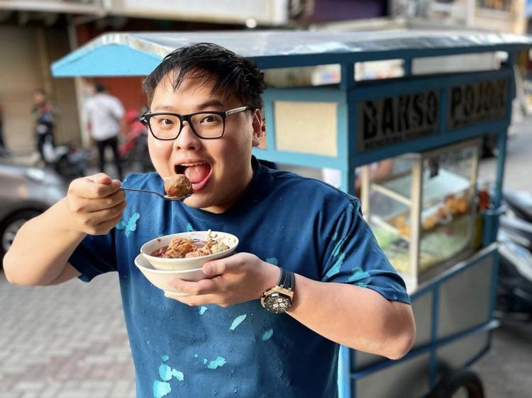 Momen Steven Setiono Crazy Rich Surabaya Bareng Hotman Paris hingga Cicip Bakso
