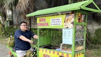 Gokil! Meskipun jadi crazy rich Surabaya, tapi Steven Setiono tak malu untuk coba naik gerobak kue lekker. Foto: Instagram @stevenndut