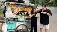 Steven Setiono pun pernah mampir ke mie ayam gerobakan yang ada tulisan ‘Crazy Rich Surabaya’. Steven mengungkap penjualnya pakai tulisan itu agar laris. Foto: Instagram @stevenndut