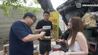 Ini momen ketika Steven Setiono mampir ke penjual nasi campur yang cantik. Penjual cantik itupun diajak ngobrol oleh Steven. Foto: YouTube / Crazy Rich Surabaya 
