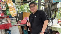 Steven Setiono juga pernah bertemu nenek pemilik warung yang tinggalnya di dalam laci. Steven tak lupa membantu sang nenek ini. Foto: Instagram @stevenndut
