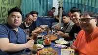 Kalau ini momen ketika Steven Setiono makan di warung pecel lele tenda. Wah sambal nya banyak banget ya? Foto: Instagram @stevenndut