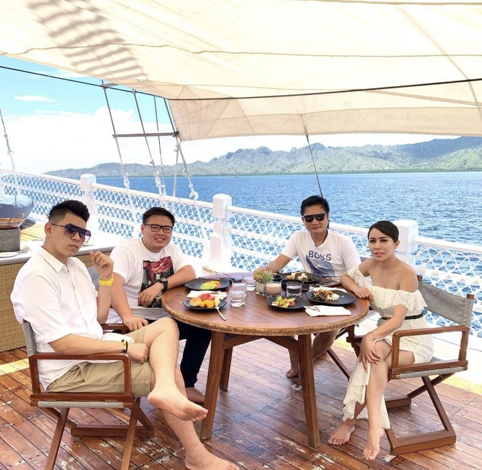 Momen Steven Setiono ‘Crazy Rich Surabaya’ Bareng Hotman Paris hingga Cicip Bakso.