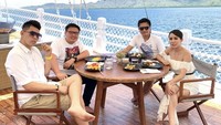 Sekali-kali Crazy rich Surabaya ini membagikan momennya ketika liburan mewah. Steven pun terlihat sedang sarapan di kapal yang per malamnya Rp 350 juta loh. Foto: Instagram @stevenndut