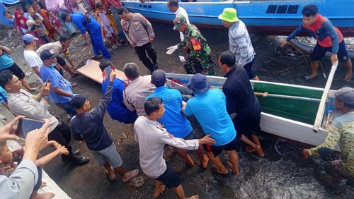 Dua nelayan dihempas ombak di Kecamatan Alas, Kabupaten Sumbawa Barat, NTB.