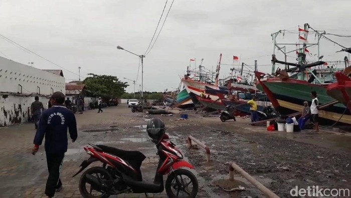 Suasana pelabuhan Tegal.