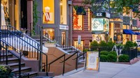 Peringkat ke-31 adalah Newbury Street. Ini merupakan jalan townhouse berbatu cokelat abad ke-19 ini terkenal dengan toko-toko dan restorannya yang bagus. Foto: Marcio/Adobe Stock