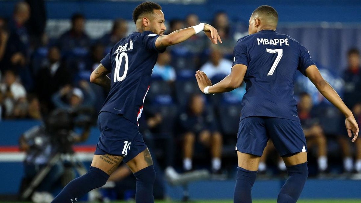 Neymar dan Kylian Mbappe tidak lagi rebutan penalti saat melawan AS Monaco. (Foto: AFP via Getty Images/FRANCK FIFE)