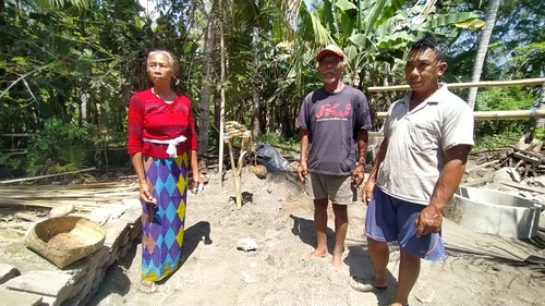 Ni Ketut Anik Sutarni bersama suami I Made Wendra dan tukang sumur menunjukkan tempat penemuan kerangka yang diduga tengkorak manusia di Dusun Sumbersari, Melaya, Jembrana, Bali, Senin (28/8/2022)