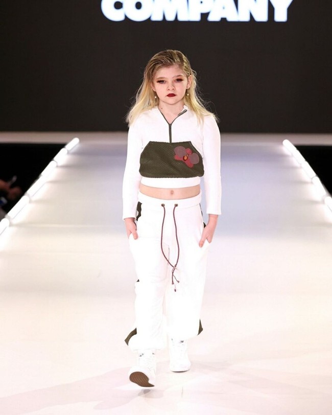 Noella McMaher menjadi perbincangan setelah berjalan sebagai model pertama kalinya di New York Fashion Week pada Februari lalu. Ketika itu, Noella membawakan busana dari Trans Clothing Company yang memang fokus pada koleksi busana untuk transgender. Ia pun merupakan orang termuda yang berpartisipasi dalam acara tersebut.Foto: Instagram @thenoellabella