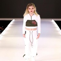 Noella McMaher menjadi perbincangan setelah berjalan sebagai model pertama kalinya di New York Fashion Week pada Februari lalu. Ketika itu, Noella membawakan busana dari Trans Clothing Company yang memang fokus pada koleksi busana untuk transgender. Ia pun merupakan orang termuda yang berpartisipasi dalam acara tersebut.Foto: Instagram @thenoellabella
